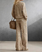 Completo da donna con pantaloni a gamba larga con stampa leopardata