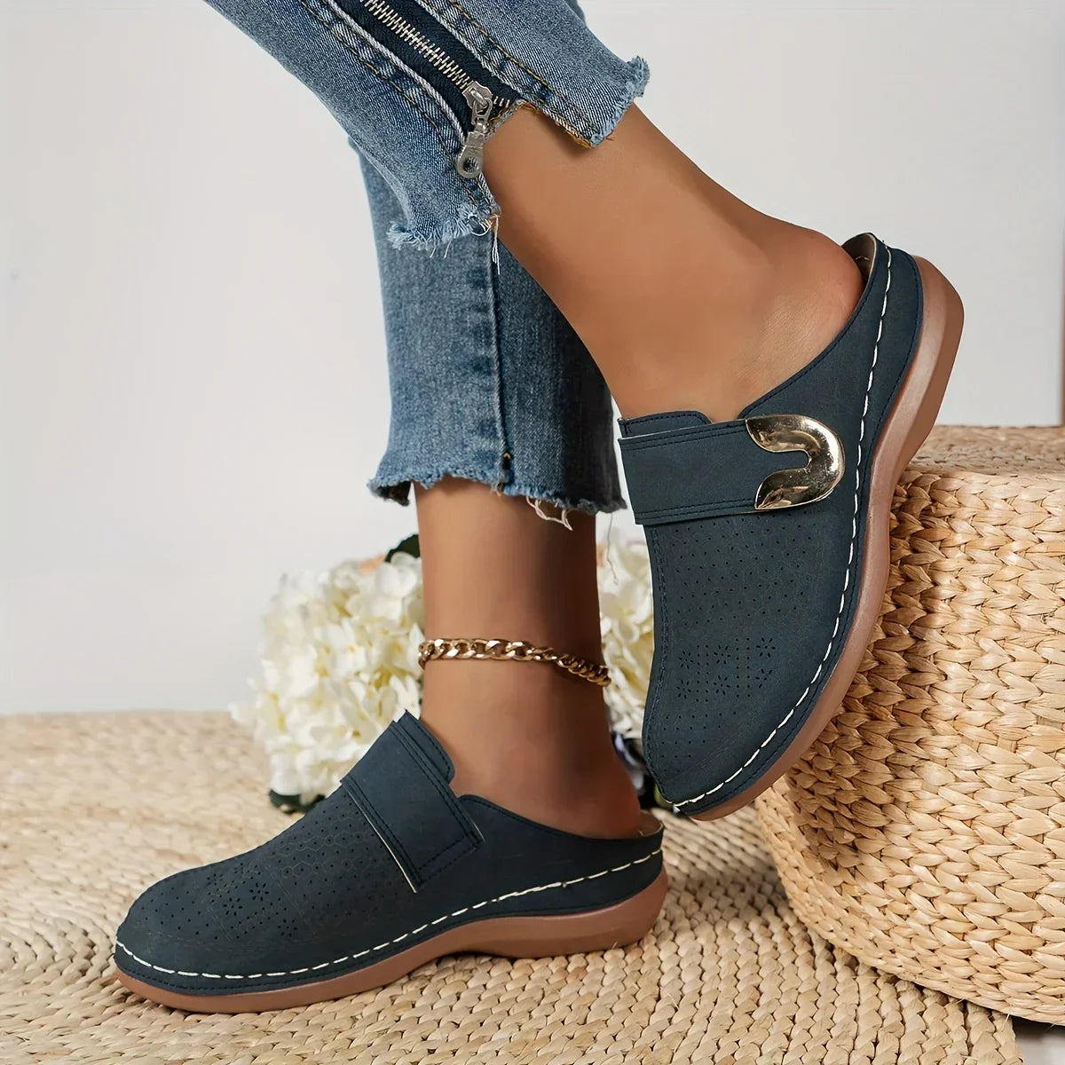 Damskor med hål och spänne, slip-on-träskor