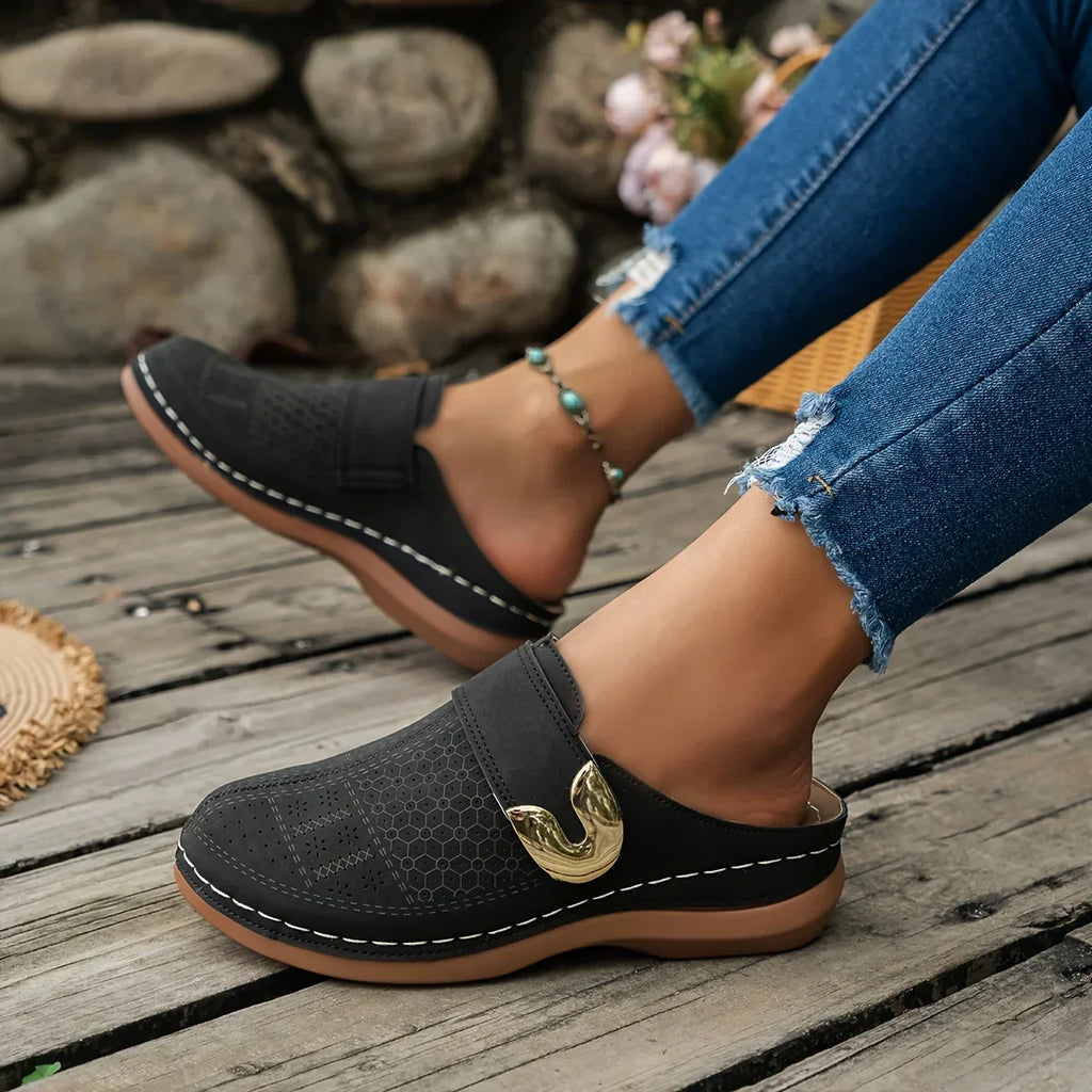 Zoccoli da donna slip-on con fibbia traforata