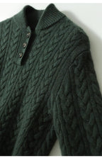 Kvinders kabelstrikkede sweater med knaplukning i halsen