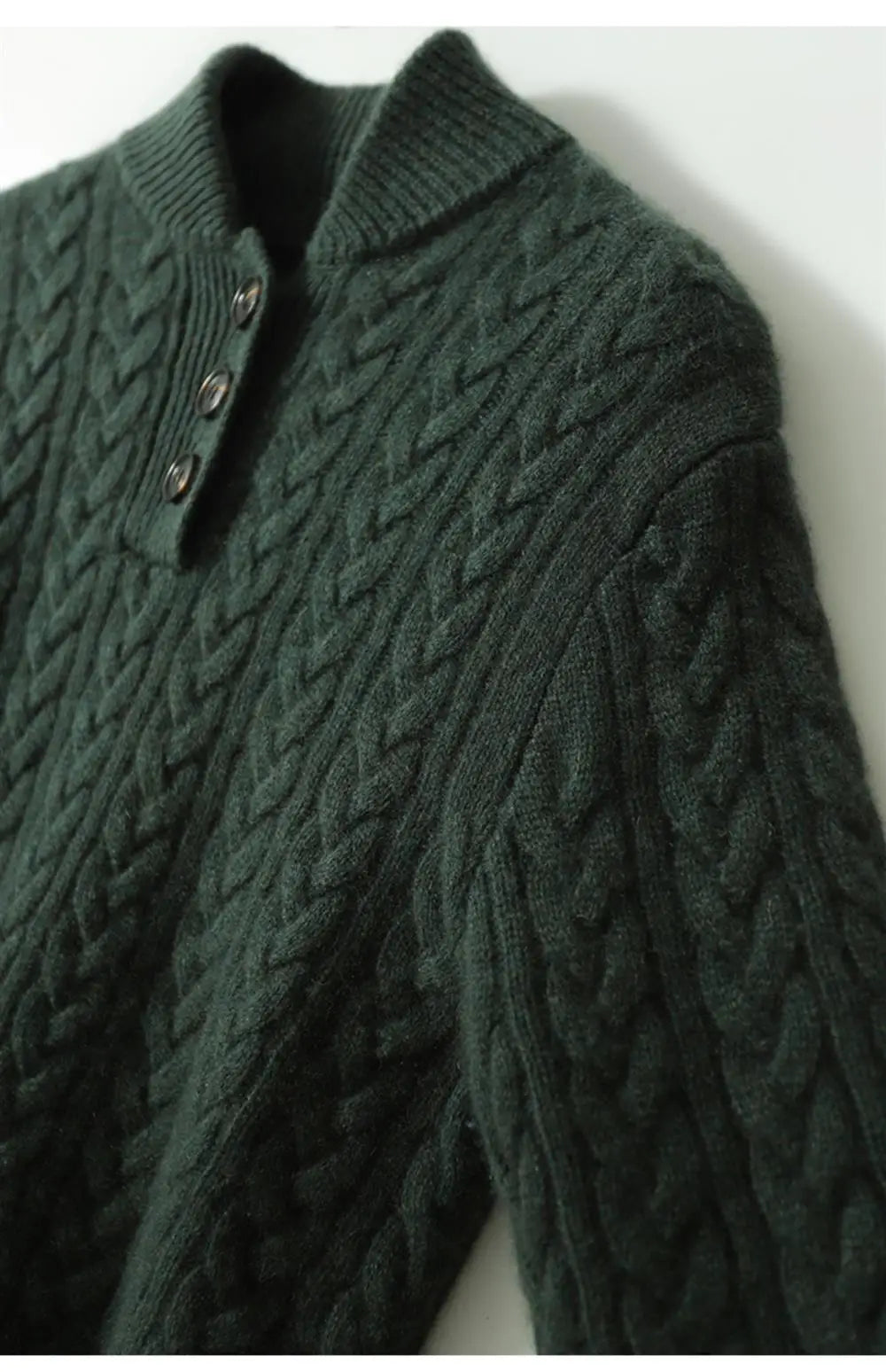 Kvinders kabelstrikkede sweater med knaplukning i halsen