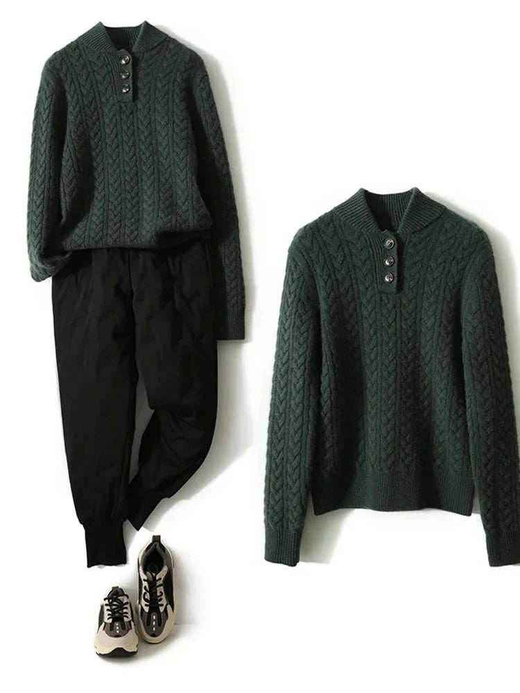 Kvinders kabelstrikkede sweater med knaplukning i halsen