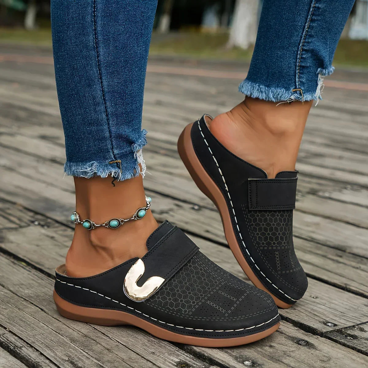Zoccoli da donna slip-on con fibbia traforata