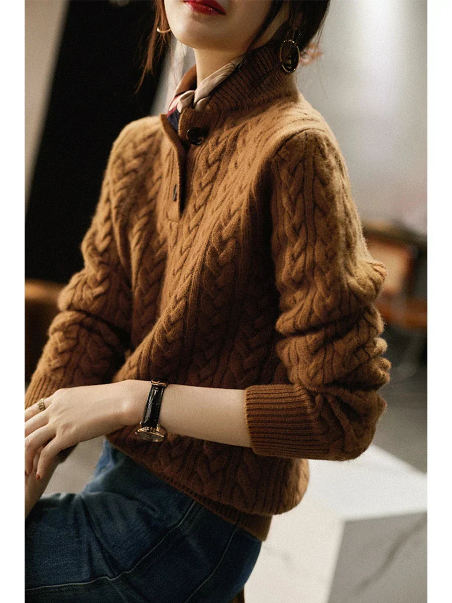 Kvinders kabelstrikkede sweater med knaplukning i halsen