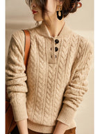 Kvinders kabelstrikkede sweater med knaplukning i halsen