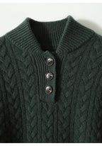 Kvinders kabelstrikkede sweater med knaplukning i halsen