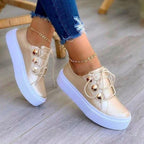Damen Plateau-Sneaker mit Schnürung und metallischen Knopfakzenten