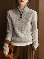 Kvinders kabelstrikkede sweater med knaplukning i halsen