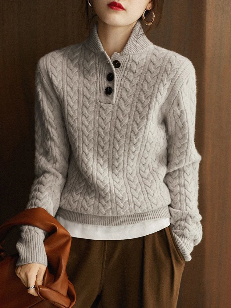 Kvinders kabelstrikkede sweater med knaplukning i halsen