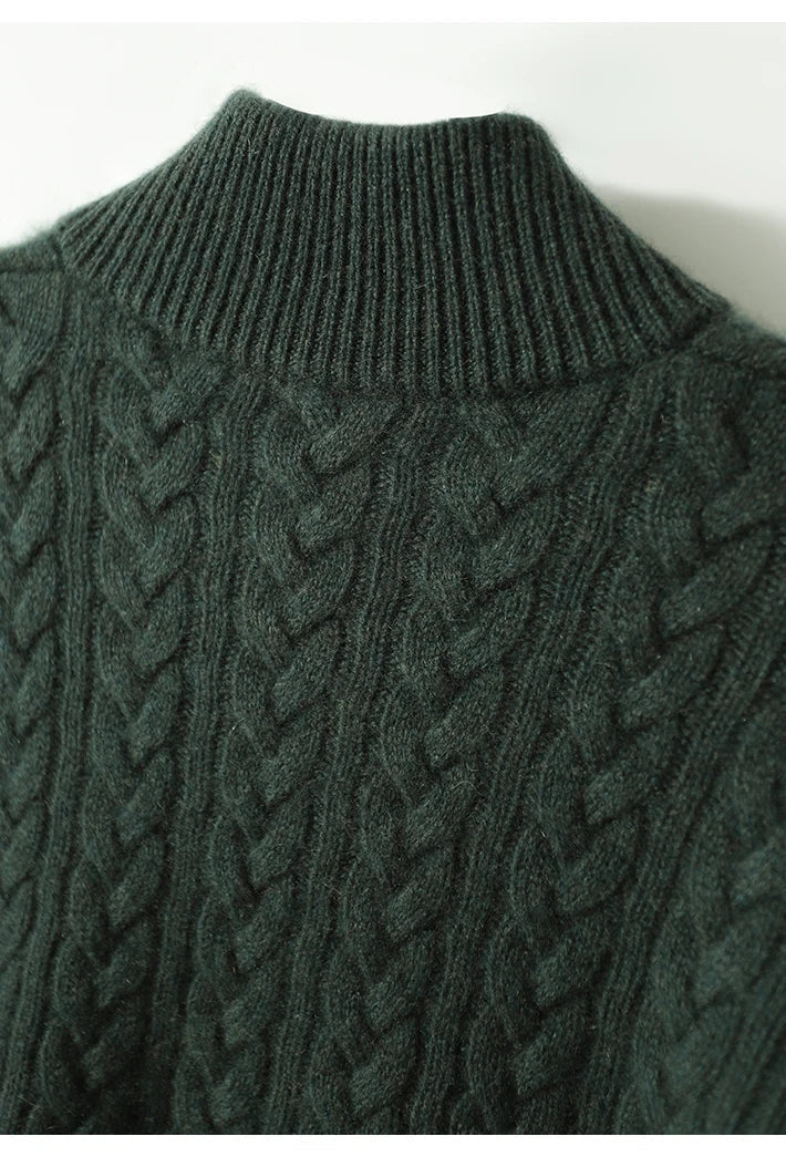 Kvinders kabelstrikkede sweater med knaplukning i halsen