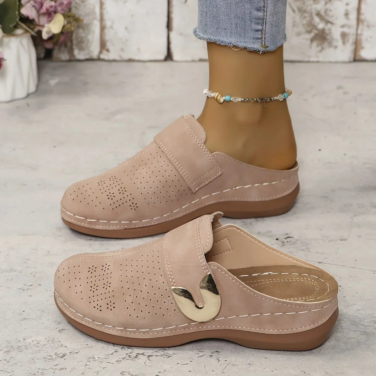 Damskor med hål och spänne, slip-on-träskor