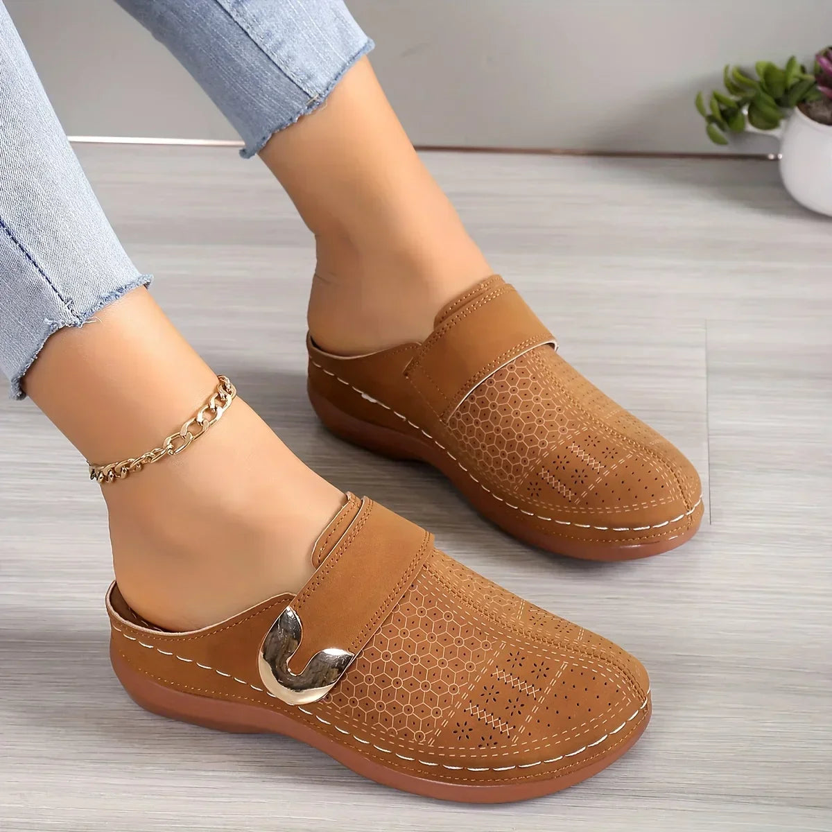 Damskor med hål och spänne, slip-on-träskor
