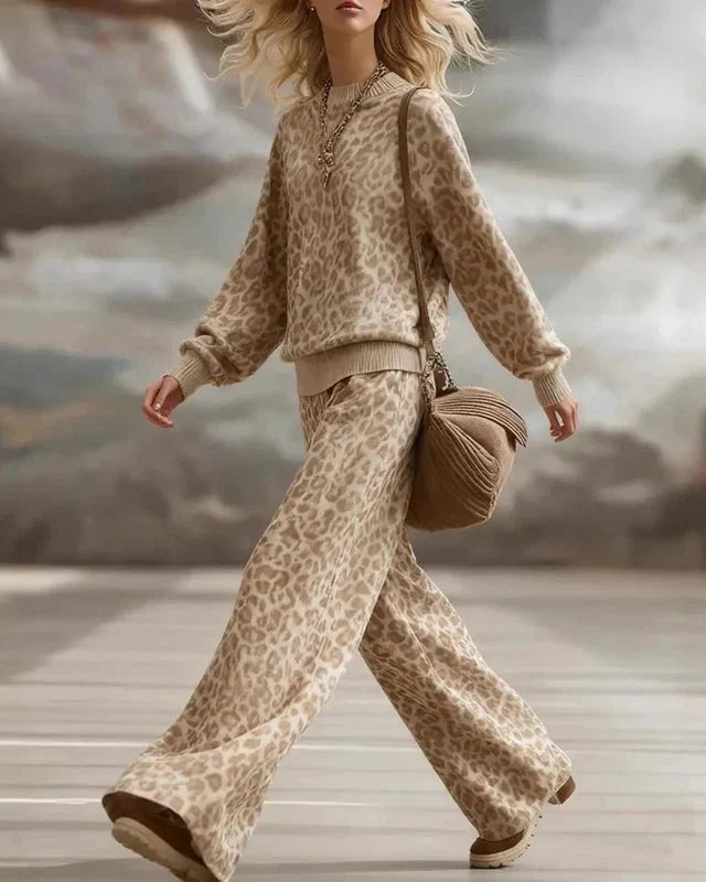 Completo da donna con pantaloni a gamba larga con stampa leopardata