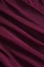 Damen-Oberteil aus gerafftem Mesh mit langen Ärmeln, V-Ausschnitt mit Überkreuzung und figurbetonter Silhouette