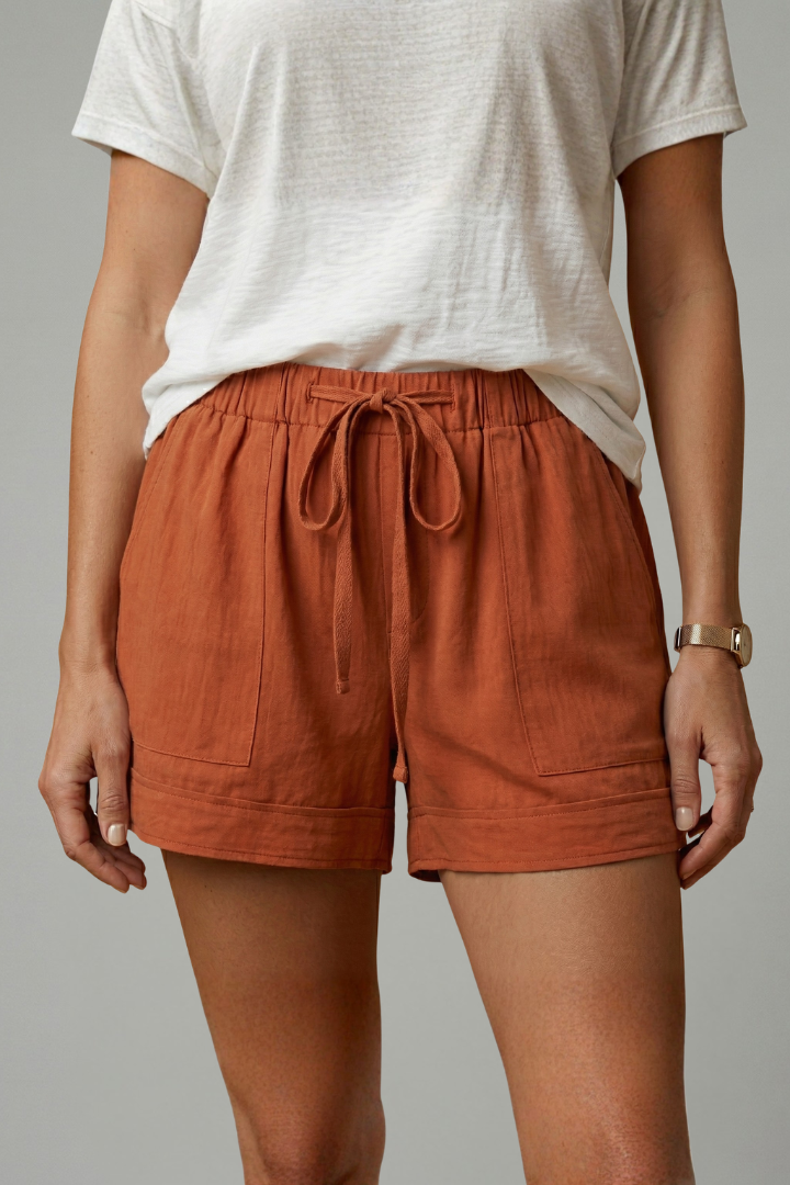 Short femme à poches et cordon de serrage