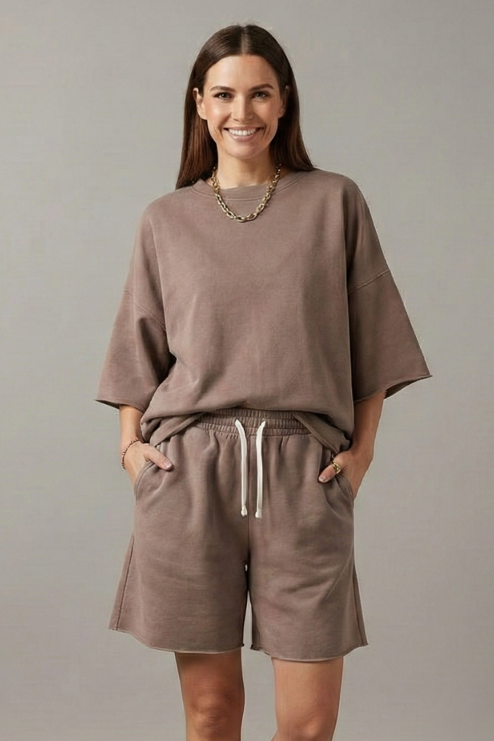 Ensemble décontracté pour femme composé d’un t-shirt et d’un short