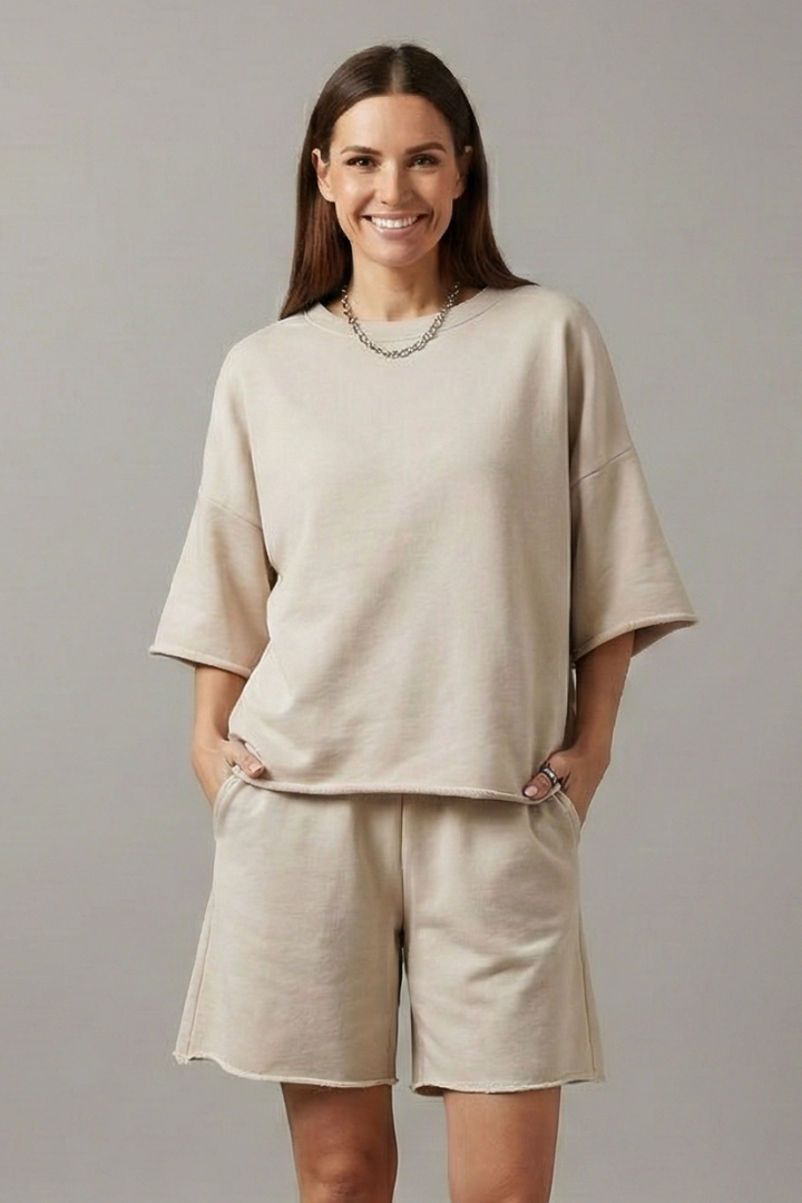 Ensemble décontracté pour femme composé d’un t-shirt et d’un short
