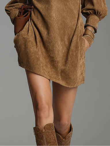 Damen modernes Wildleder-Minikleid mit Reißverschluss am Rollkragen und entspannter Passform