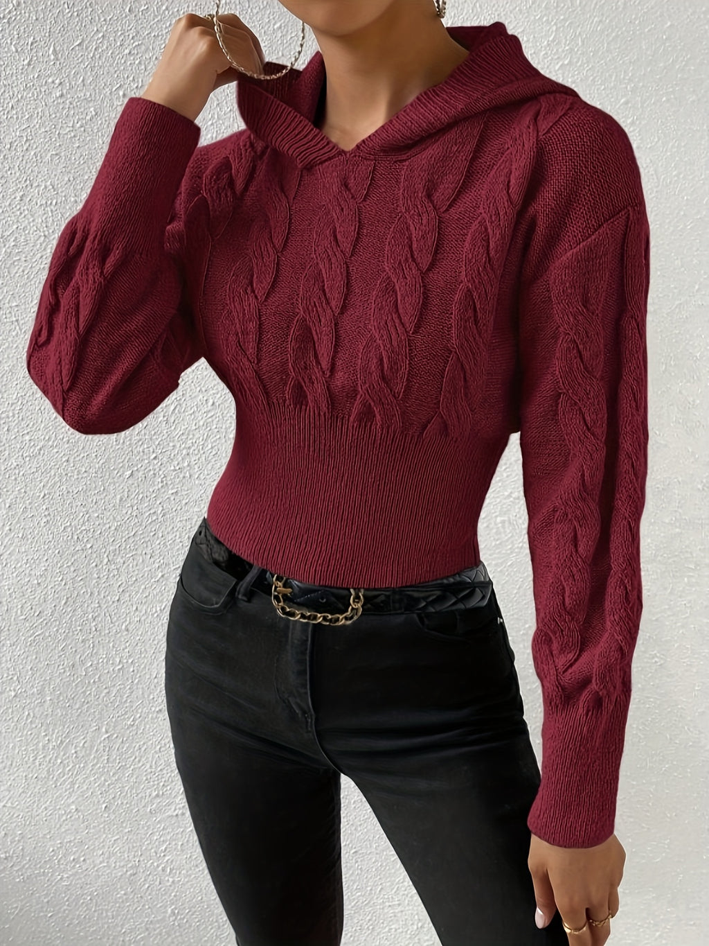 Damestrikket sweater med kabelmønster, hætte og ribkant