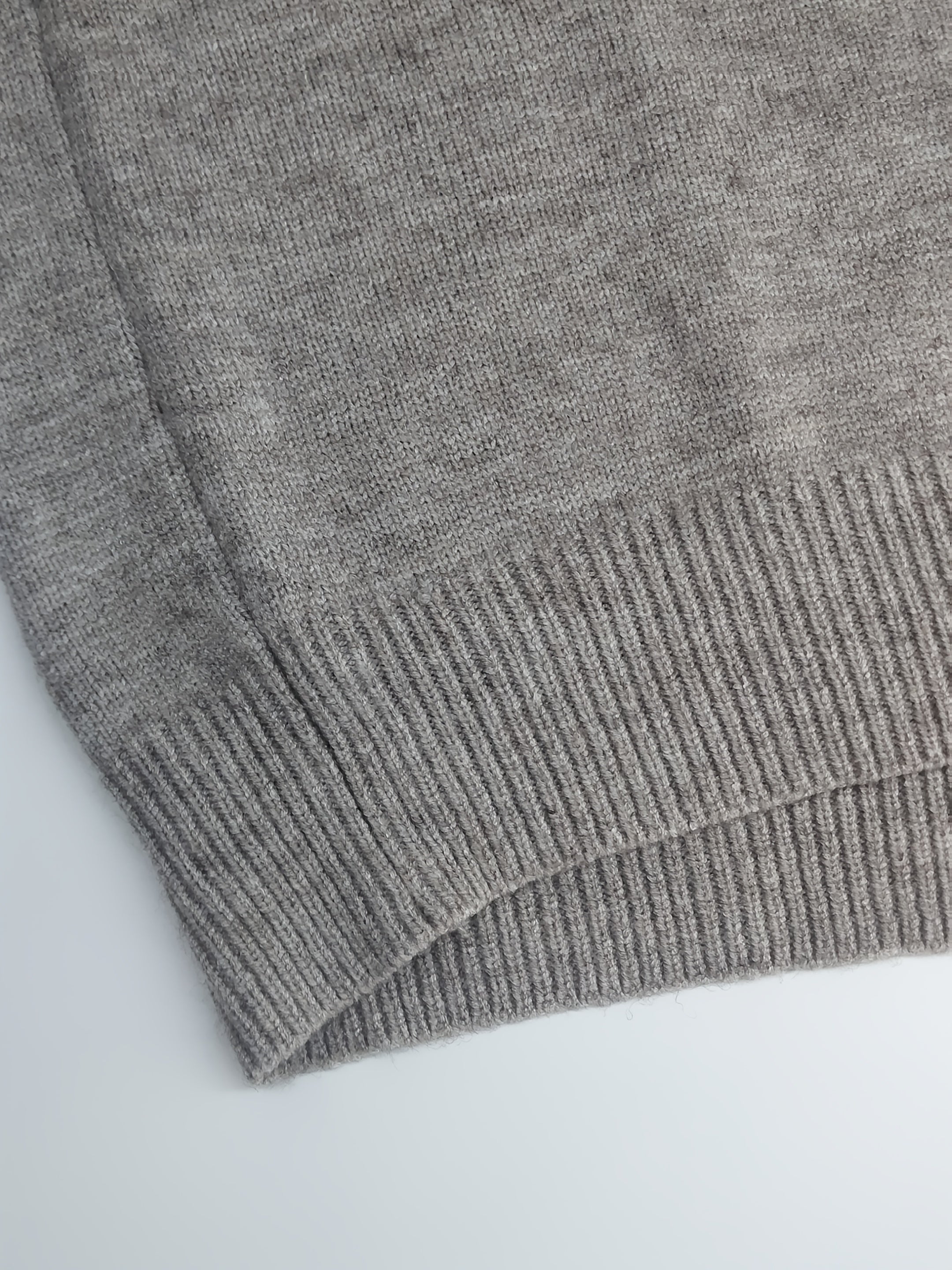 Damenpullover mit Rollkragen und offenen Schultern