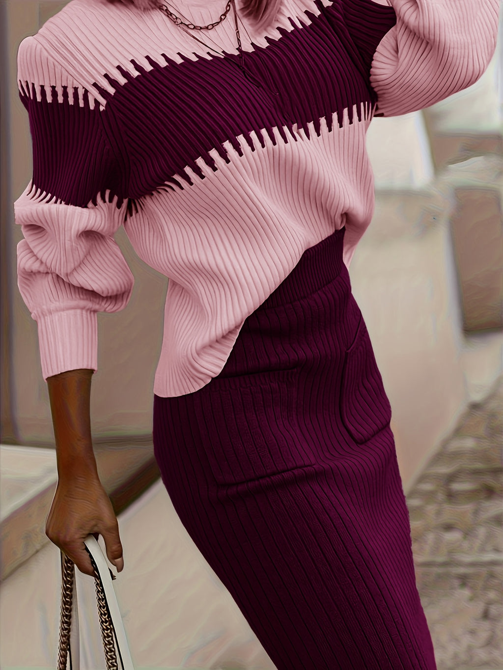 Completo da donna con maglione in maglia a coste e gonna midi