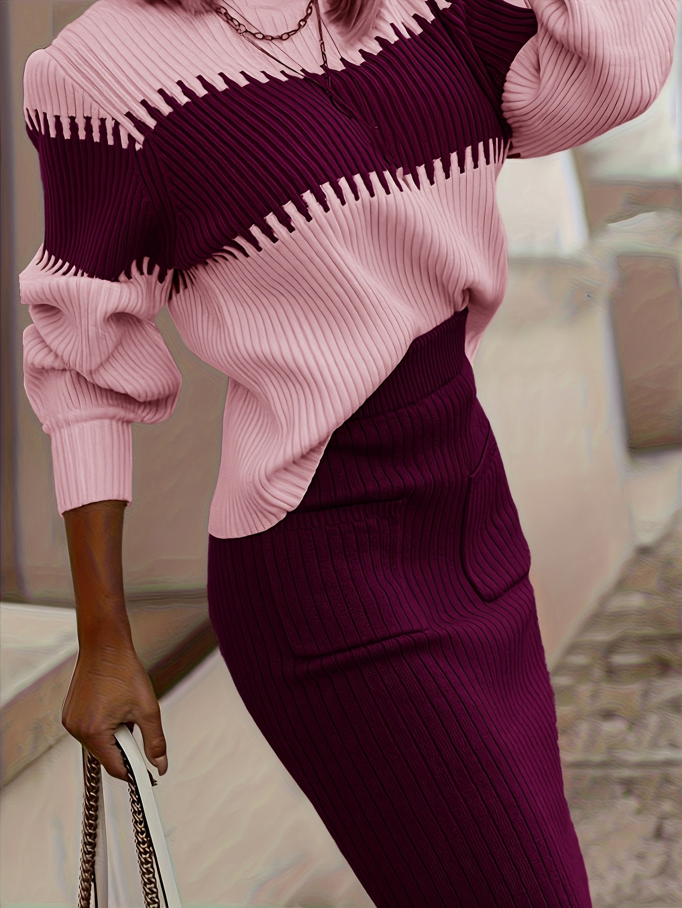 Completo da donna con maglione in maglia a coste e gonna midi