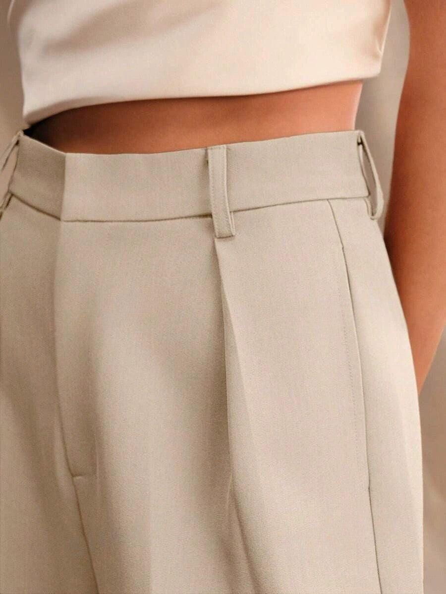 Damenhose mit hohem Bund, weitem Bein, plissiertem Vorderteil und maßgeschneiderter Passform