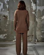 Completo da donna con pantaloni a coste e bottoni sul davanti