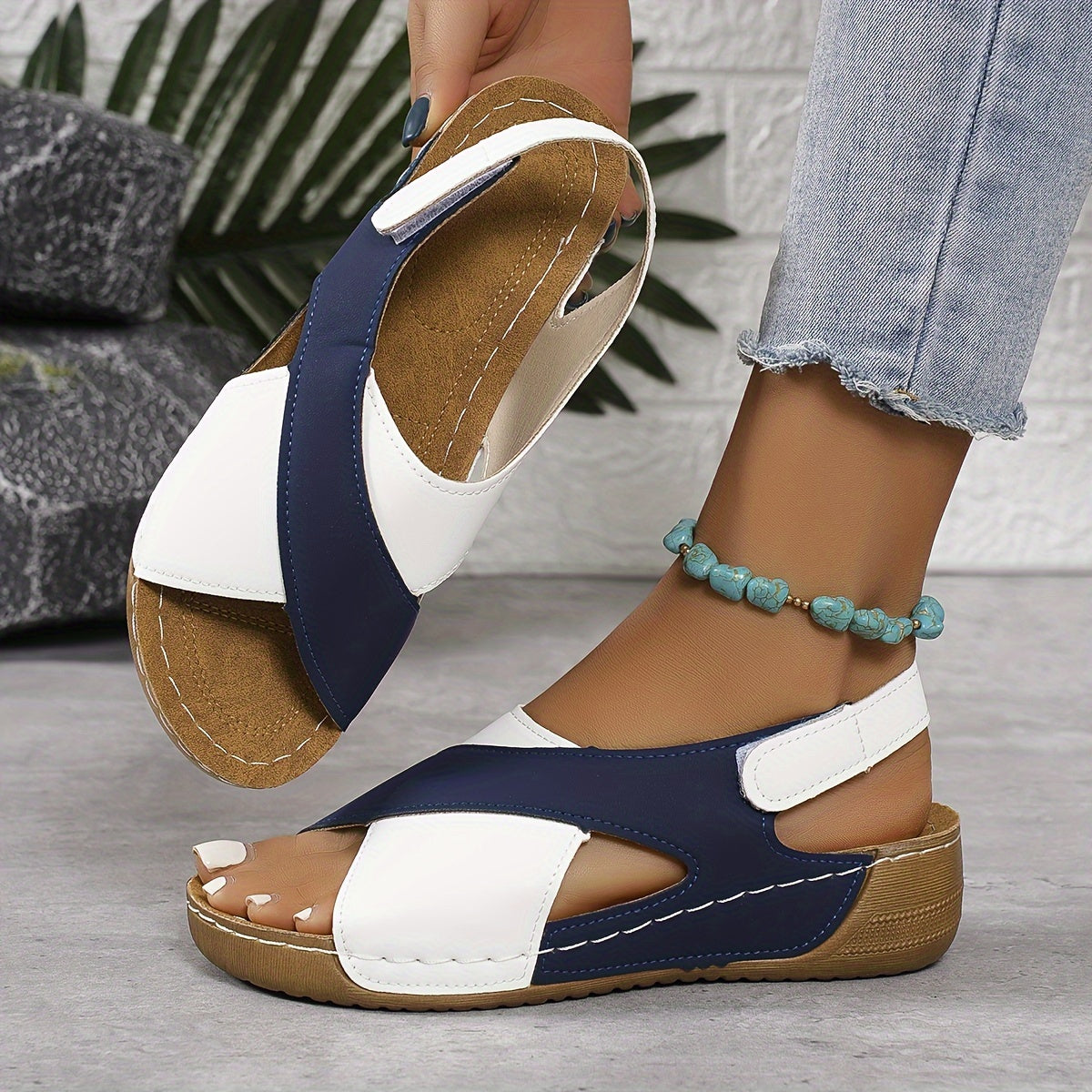 Verstellbare Damen-Sandalen mit Kreuzriemen und gepolsterter Sohle für hohen Tragekomfort