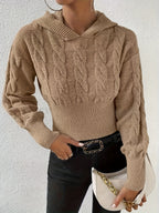 Damestrikket sweater med kabelmønster, hætte og ribkant