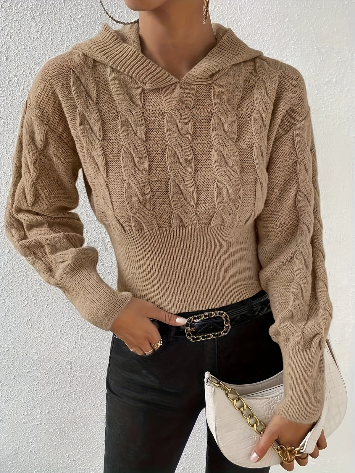 Damestrikket sweater med kabelmønster, hætte og ribkant