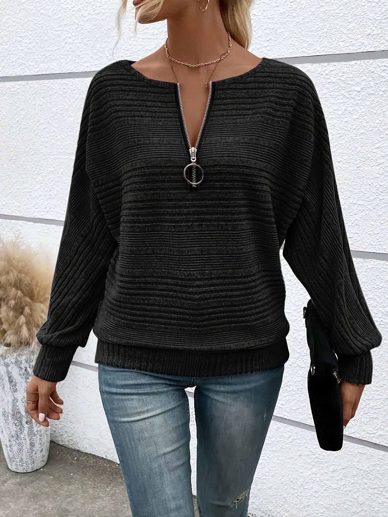 Ribstrikket pullover til kvinder med kvart lynlås
