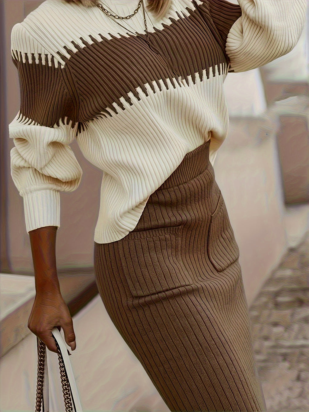 Completo da donna con maglione in maglia a coste e gonna midi