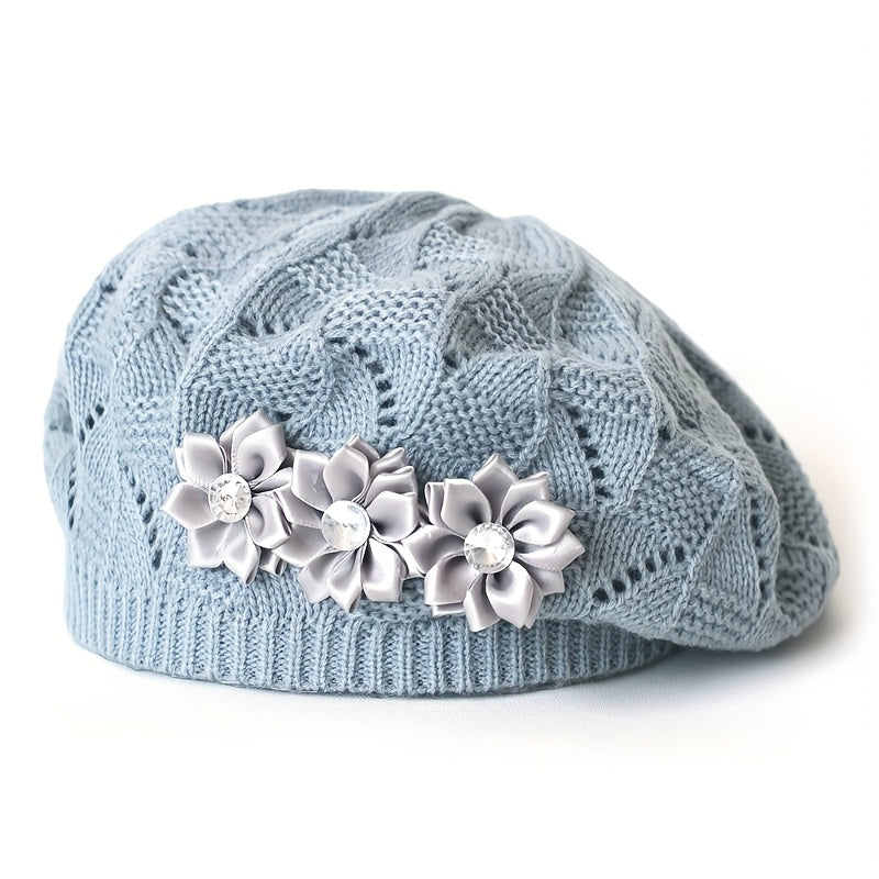 Damen-Strickbarett mit Blumenverzierung