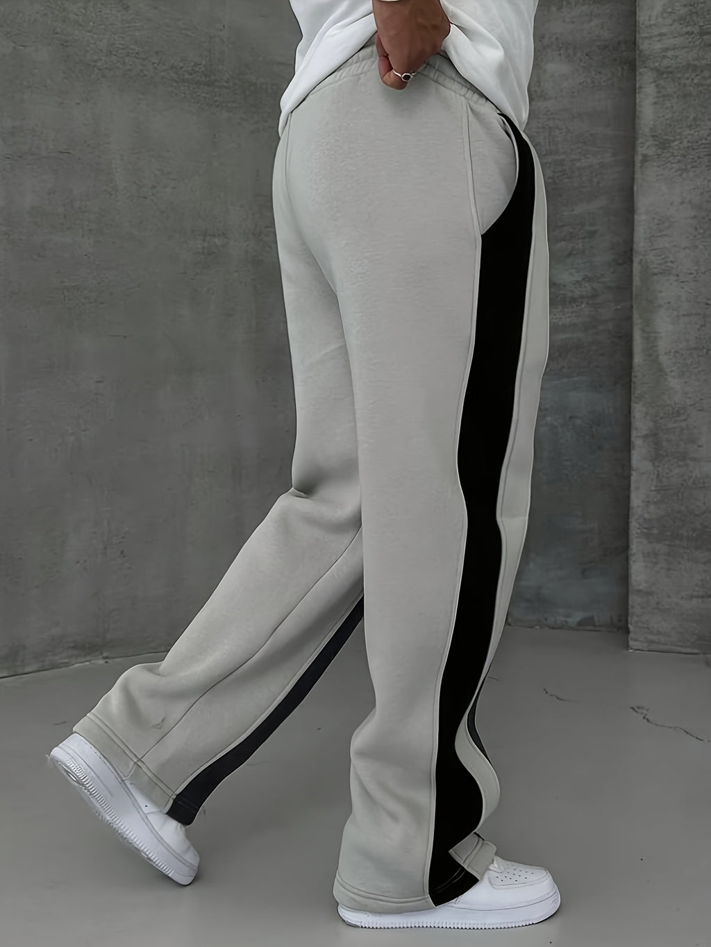 Herren-Sweathose mit Kontrastpaspeln und weitem Bein