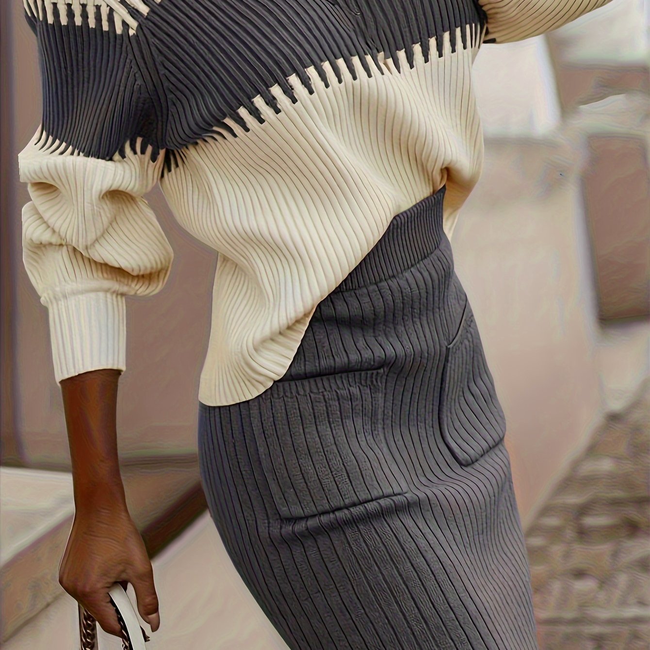 Completo da donna con maglione in maglia a coste e gonna midi