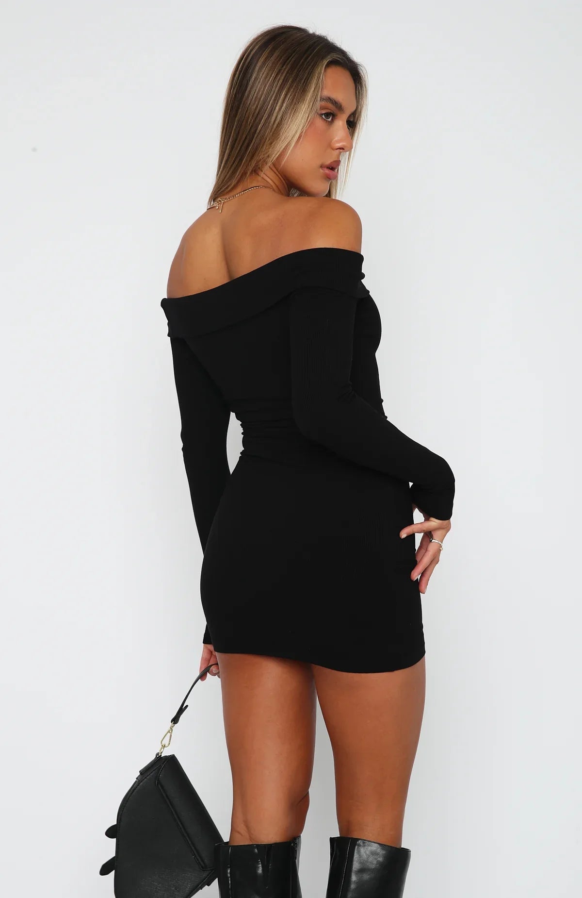 Mini abito aderente da donna con spalle scoperte