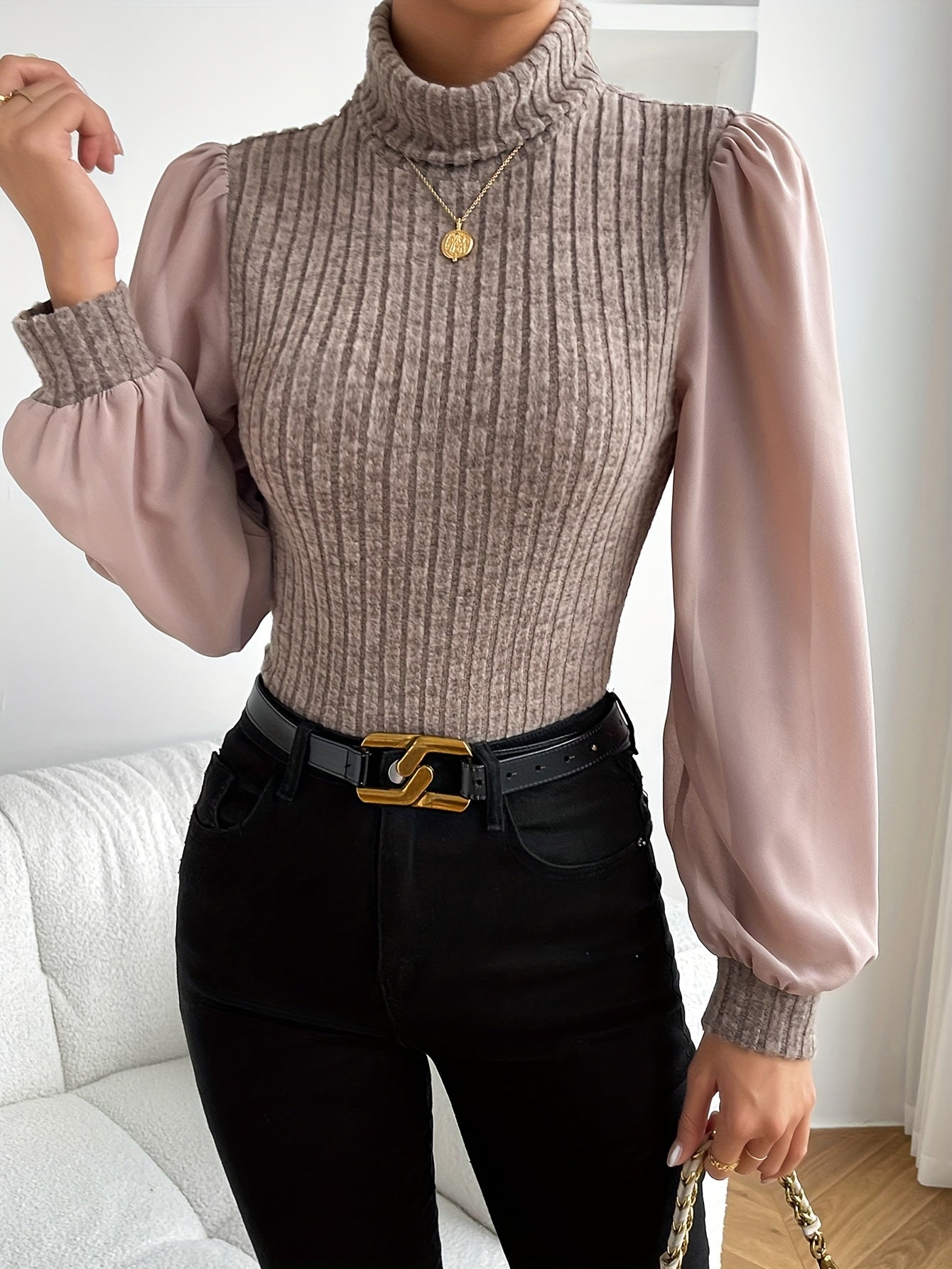 Damen-Rollkragenpullover aus Rippstrick mit kontrastierenden Ärmeln