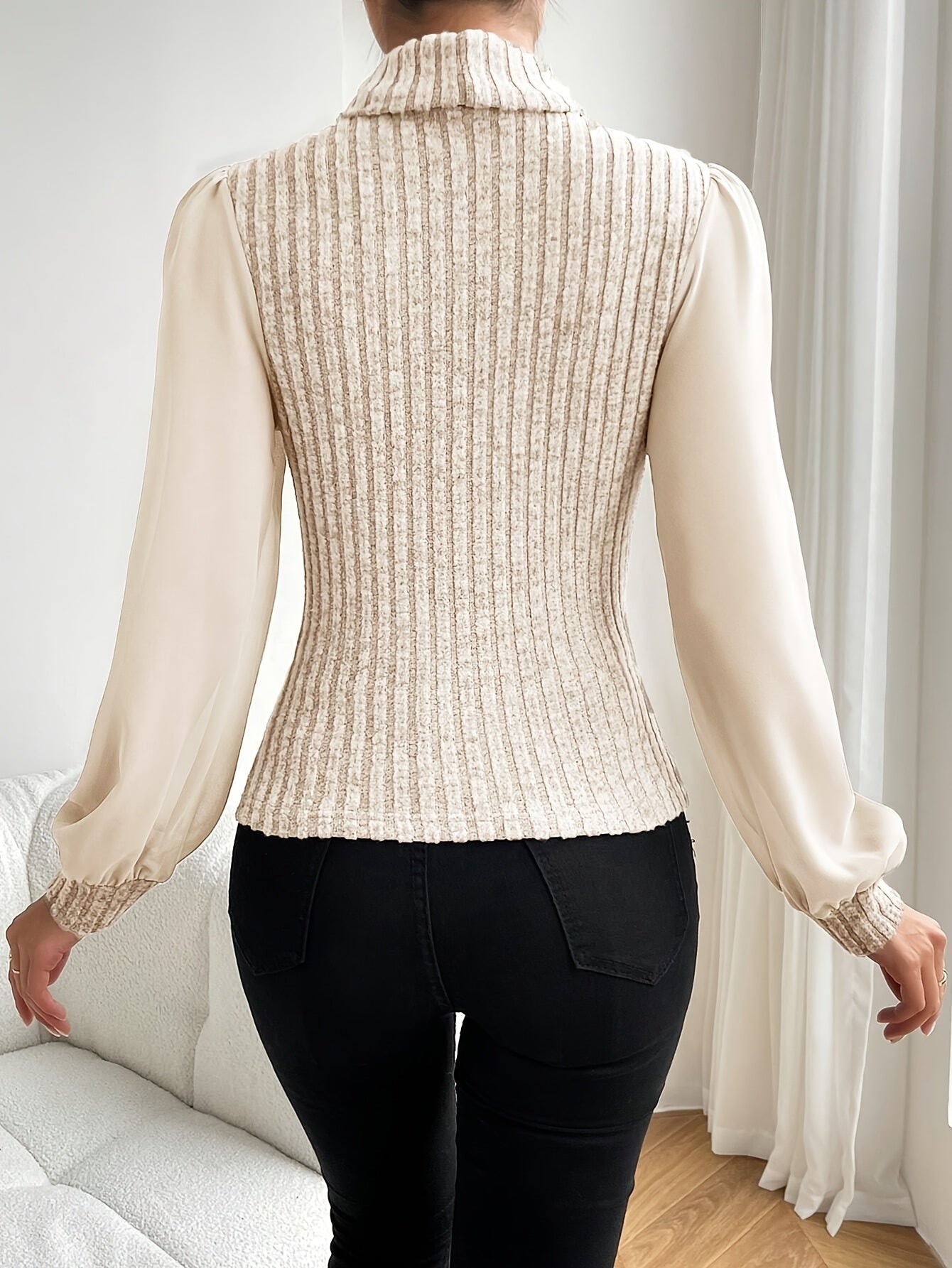 Damen-Rollkragenpullover aus Rippstrick mit kontrastierenden Ärmeln