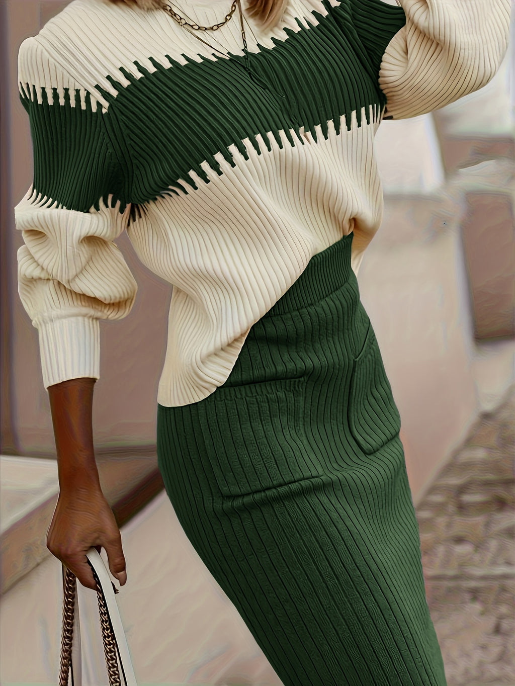 Completo da donna con maglione in maglia a coste e gonna midi