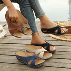 Bequeme Keilsandalen für Damen mit gekreuzten Riemen