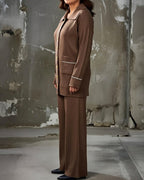Completo da donna con pantaloni a coste e bottoni sul davanti