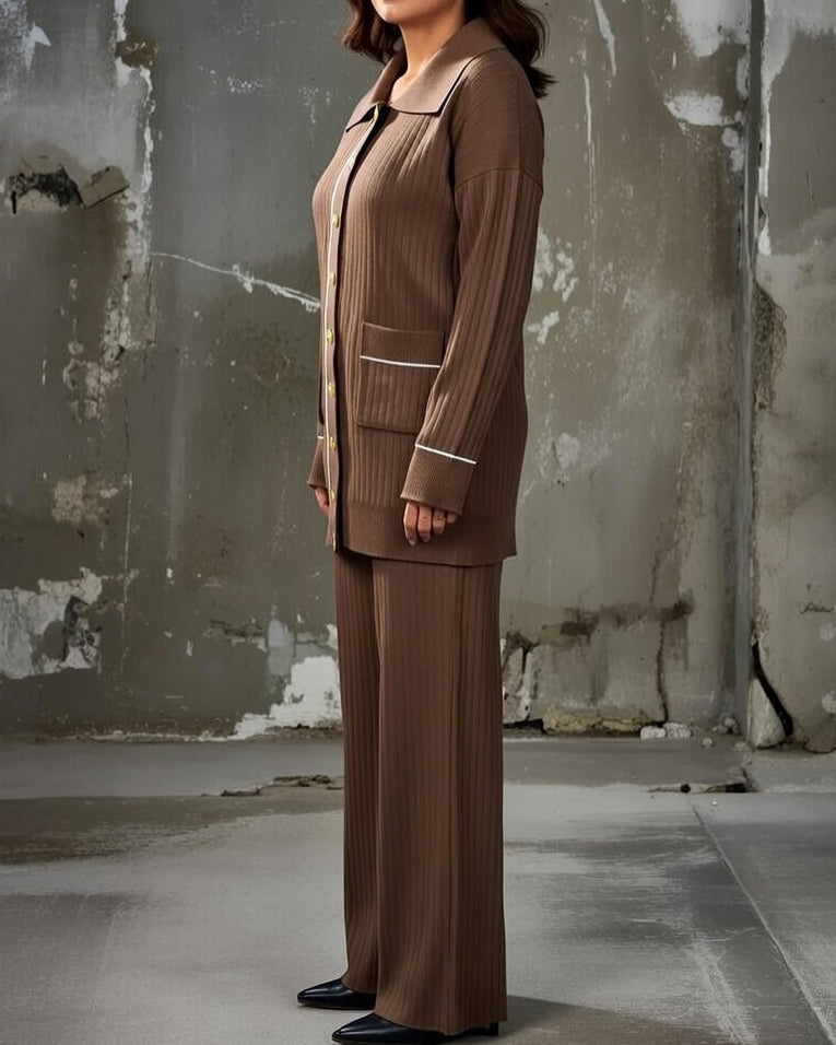 Completo da donna con pantaloni a coste e bottoni sul davanti