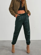Pantalones jogger elegantes de cuero sintético para mujer