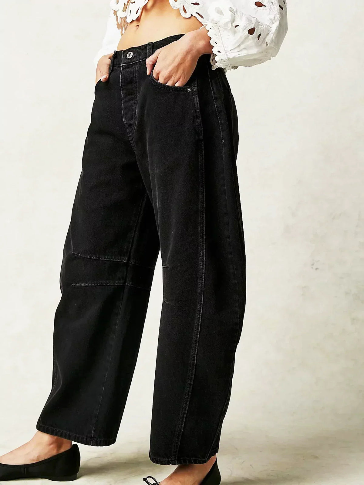 Damenjeans mit Barrel-Leg-Schnitt
