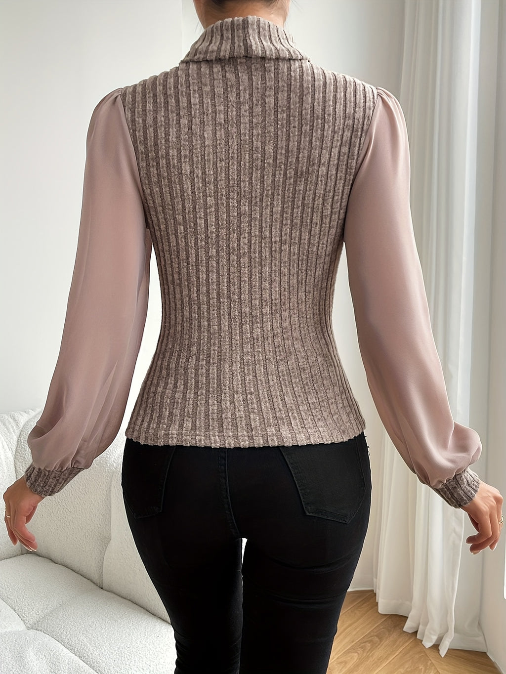 Damen-Rollkragenpullover aus Rippstrick mit kontrastierenden Ärmeln