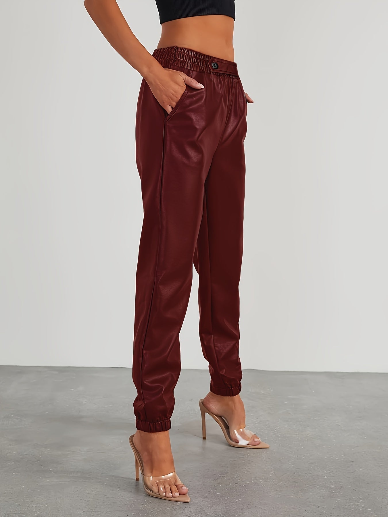 Pantalones jogger elegantes de cuero sintético para mujer