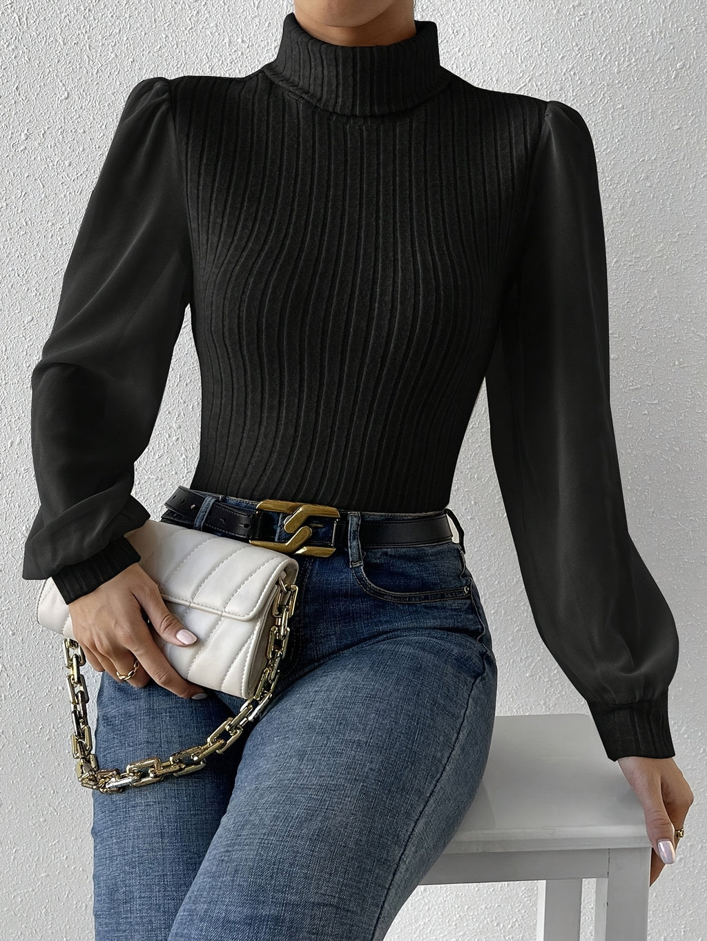 Damen-Rollkragenpullover aus Rippstrick mit kontrastierenden Ärmeln