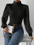 Damen-Rollkragenpullover aus Rippstrick mit kontrastierenden Ärmeln