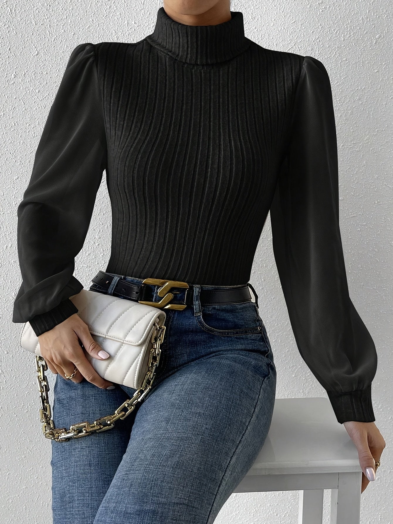 Damen-Rollkragenpullover aus Rippstrick mit kontrastierenden Ärmeln